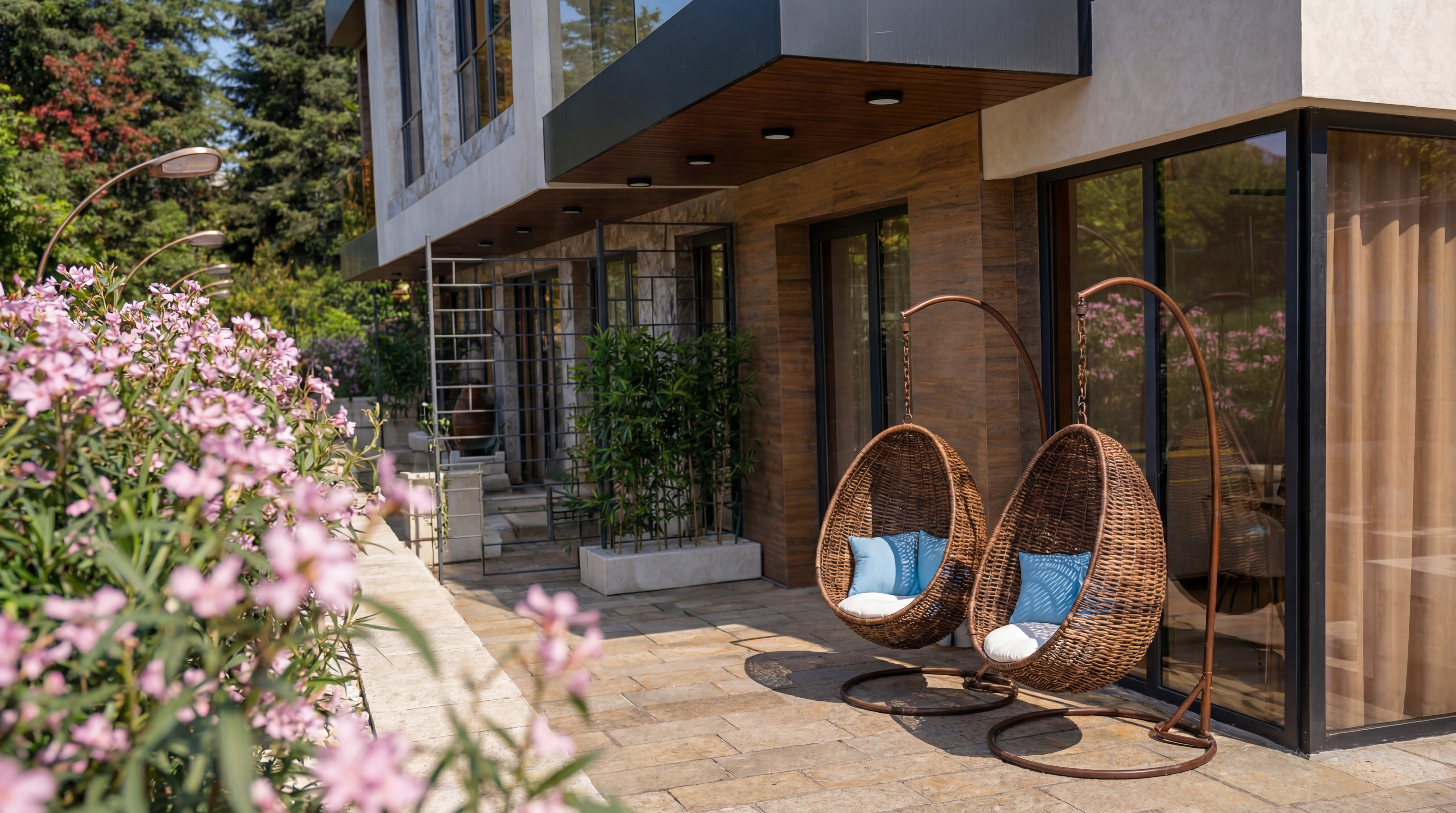 Вход – нощна атмосфера